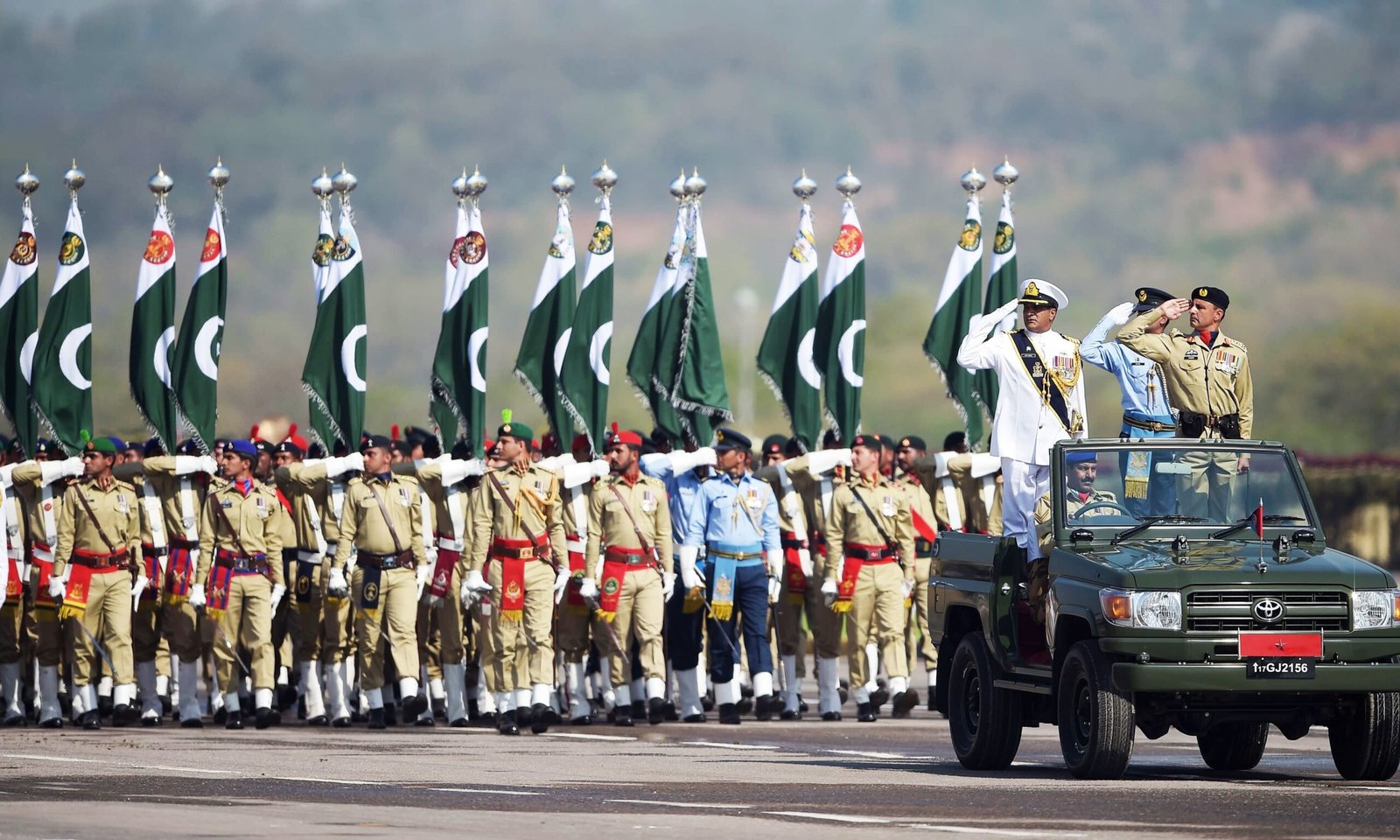 Pakistani armed forces soldiers march past during the Pakistan Day military parade in Islamabad on March 23, 2018. Pakistan National Day commemorates the passing of the Lahore Resolution, when a separate nation for the Muslims of The British Indian Empire was demanded on March 23, 1940. / AFP PHOTO / AAMIR QURESHI