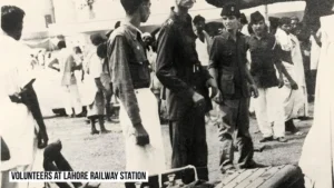 volunteers at railway station, 1947