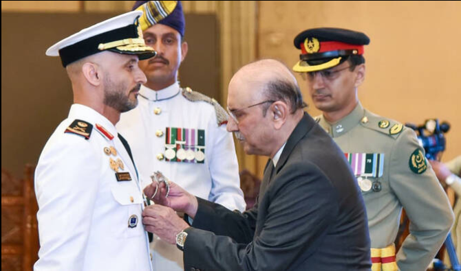 President Zardari Awarding Nishan-e-Imtiaz to Major General Alremeithi