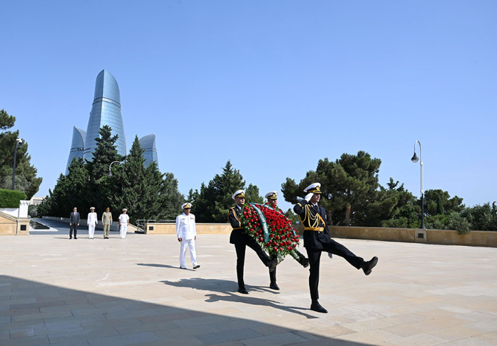 Pakistan’s Naval Chief Admiral Ashraf lays a wreath at Baku’s Alley of Martyrs to honor fallen Azerbaijani soldiers.