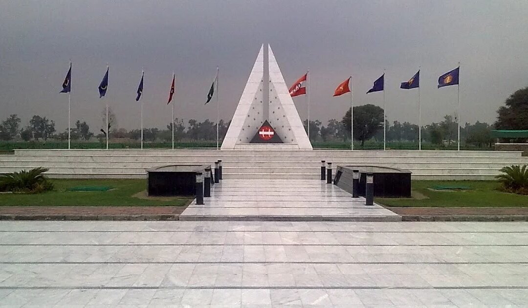 Students from UMT Multan Visited Yadgar-e-Shuhada and Paid Tribute to Martyrs