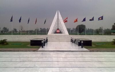 Students from UMT Multan Visited Yadgar-e-Shuhada and Paid Tribute to Martyrs