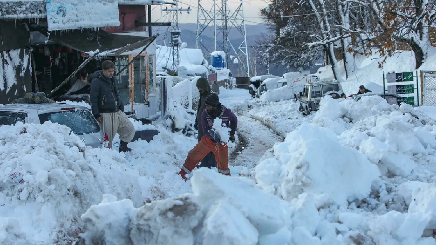 Pakistan Army Intensifies Relief Operations in Snow-Bound North