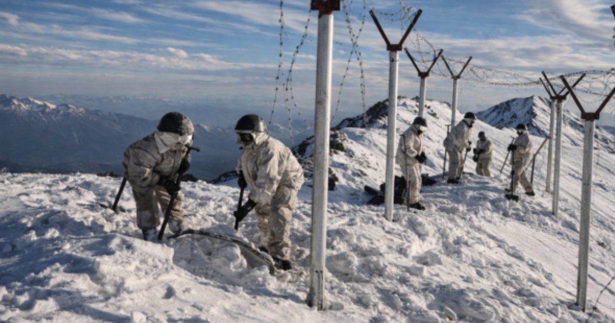 Pakistan Army, and FC Balochistan Maintain Vigilance Amidst Harsh Winter at Pak-Afghan Border