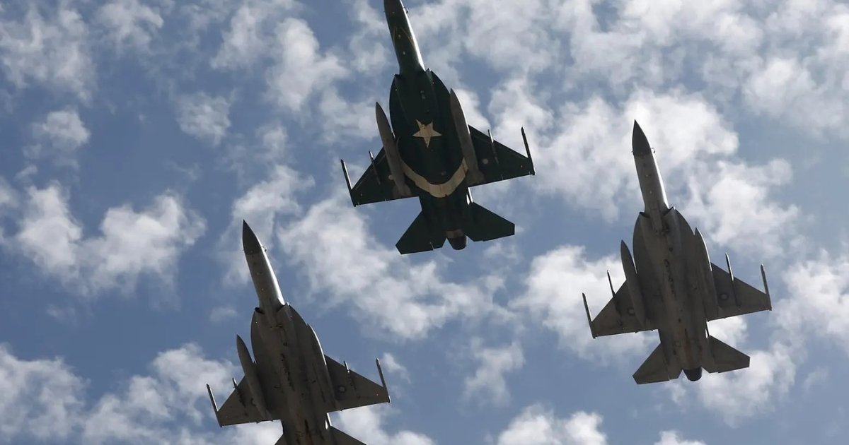 Twin cities sky lights up by PAF jets on Marka-i-Haq anniversary